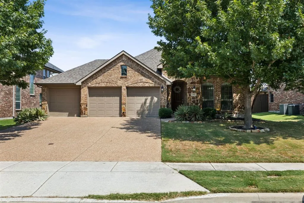 910 Fox Ridge Trail