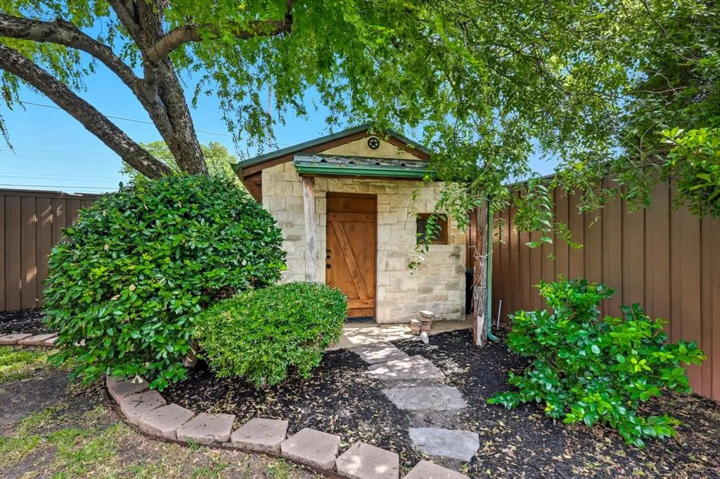 202 Mistletoe Drive