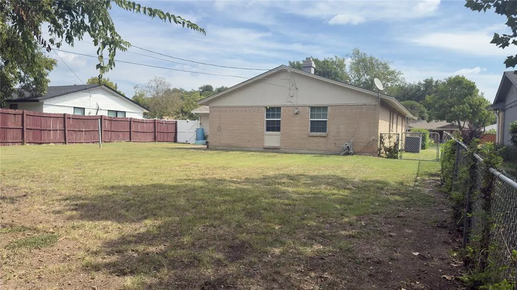 1415 Wisteria Way