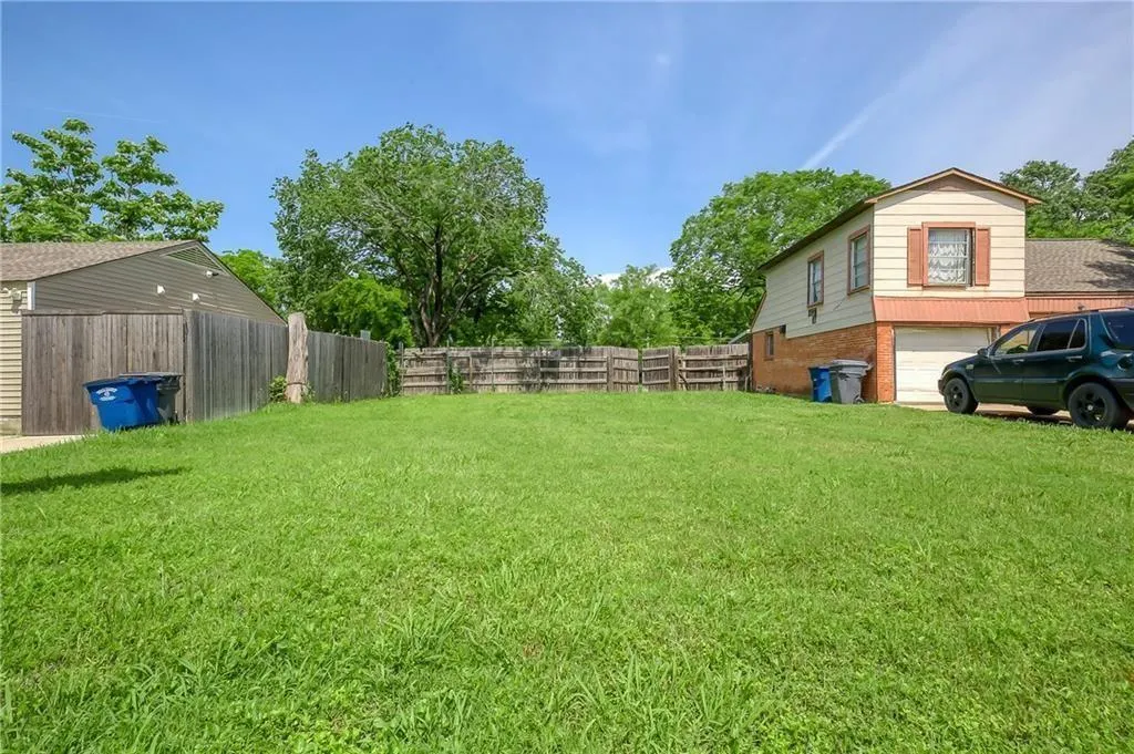 2131 W Lovers Lane