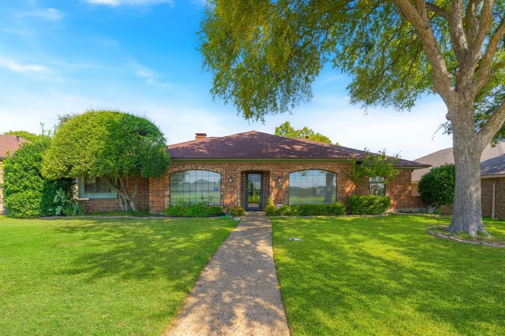 2709 N Spring Drive