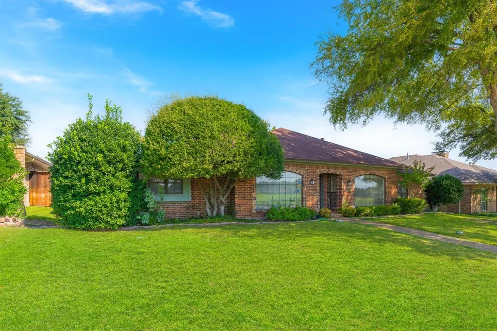 2709 N Spring Drive