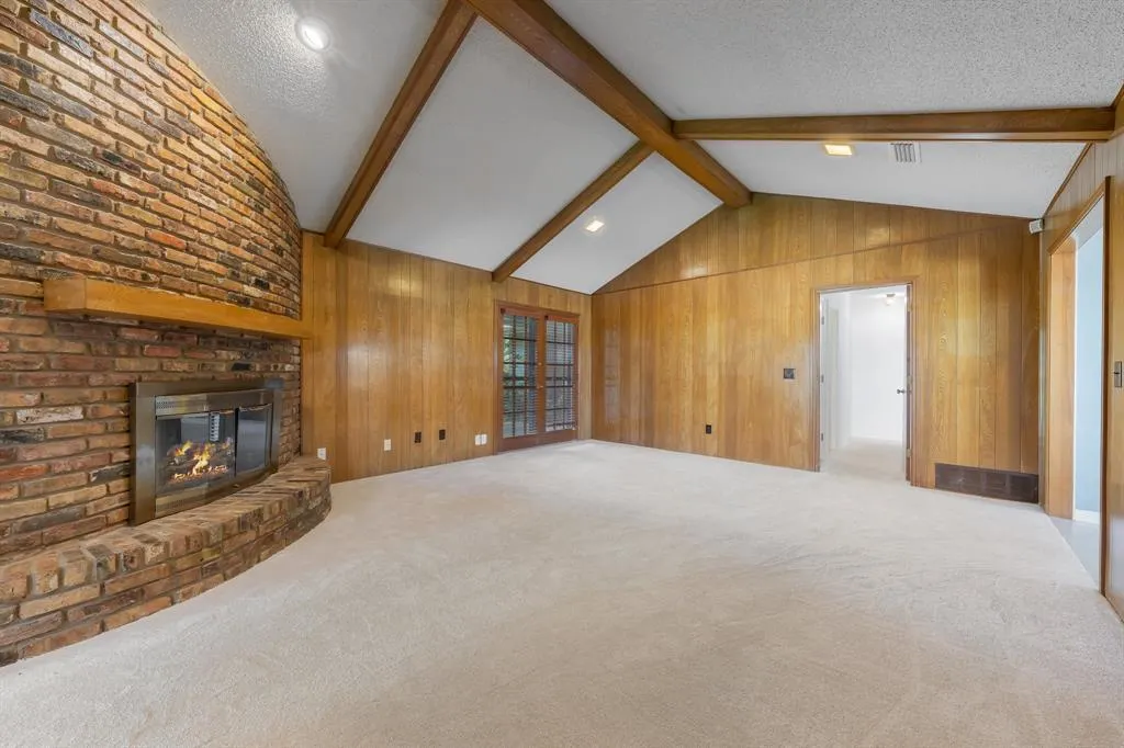 2709 N Spring Drive