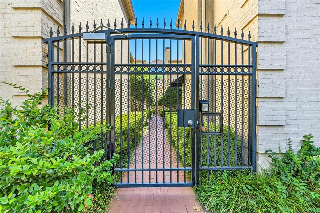 4232 McKinney Avenue, #108