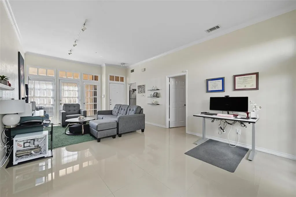 4232 McKinney Avenue, #108