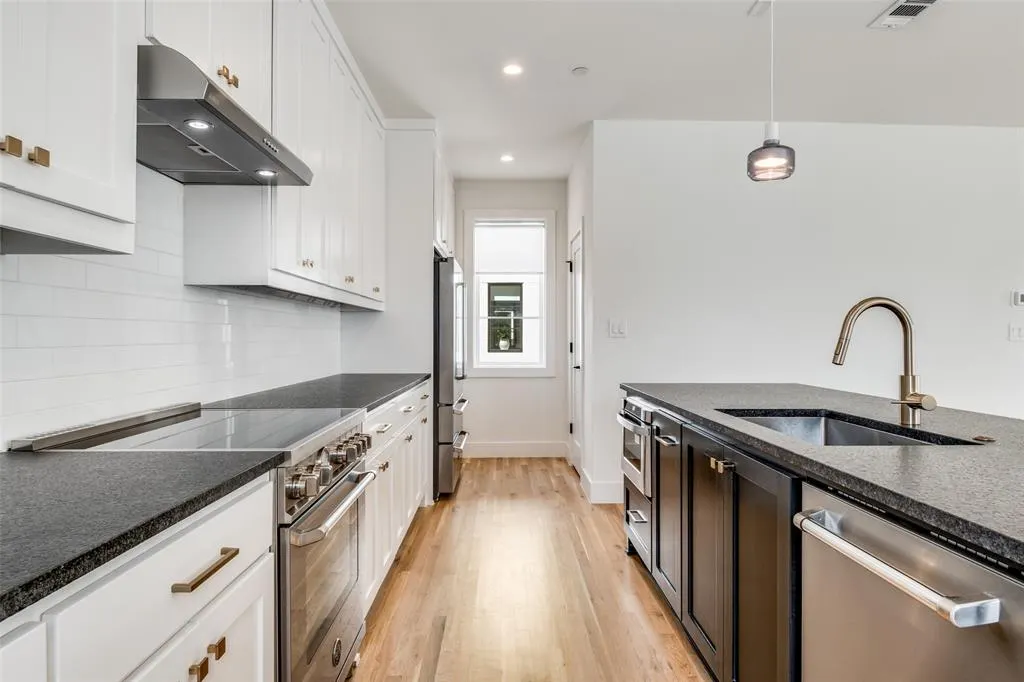 7207 Gaston Avenue, #601