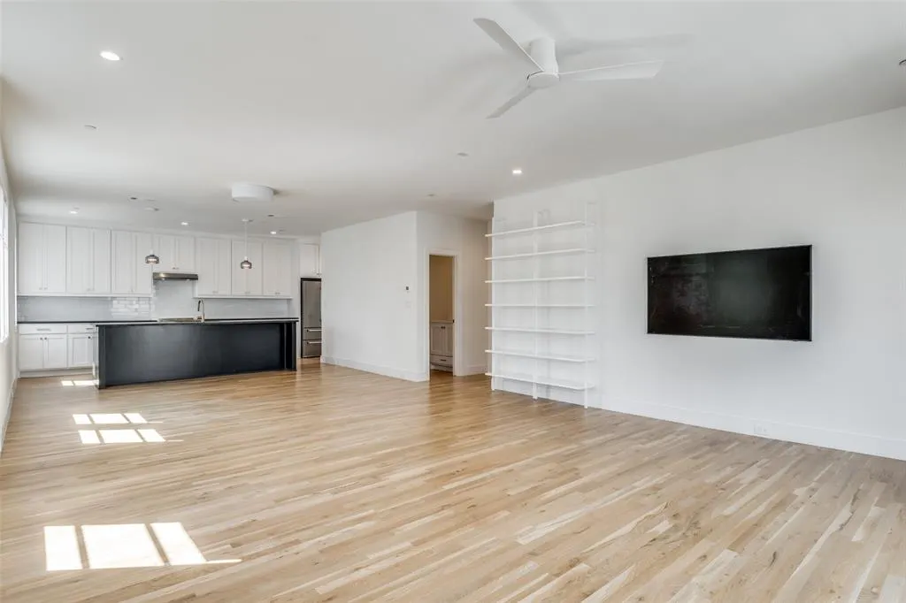 7207 Gaston Avenue, #601