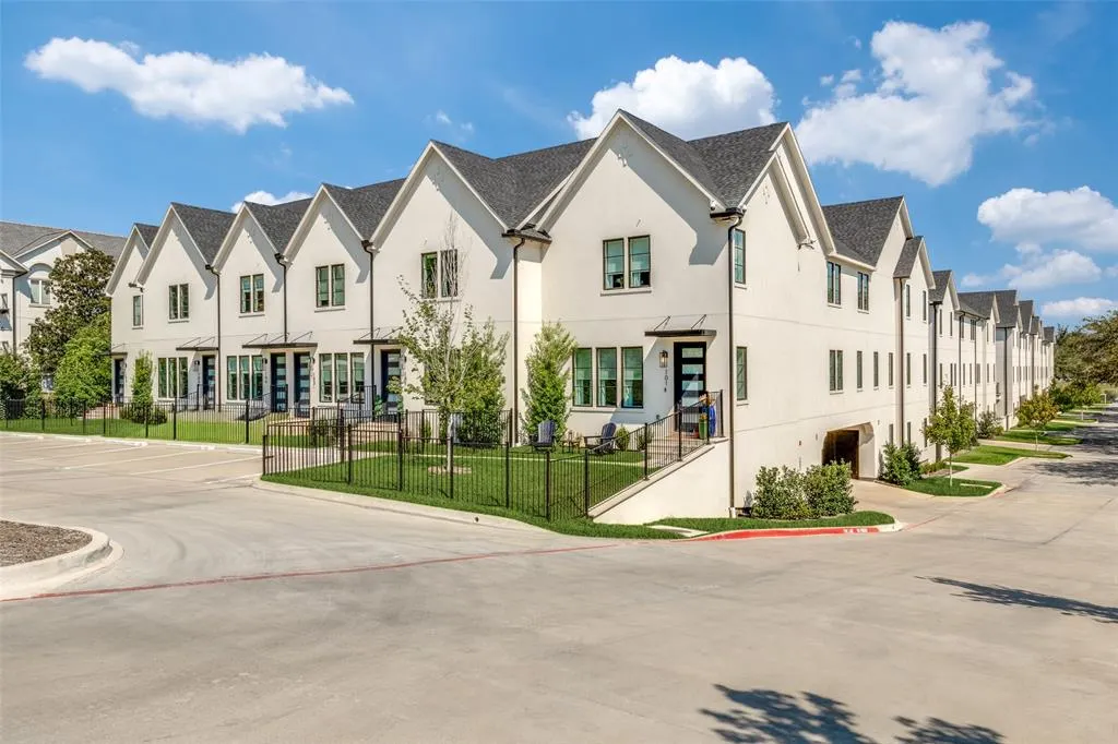 7207 Gaston Avenue, #601