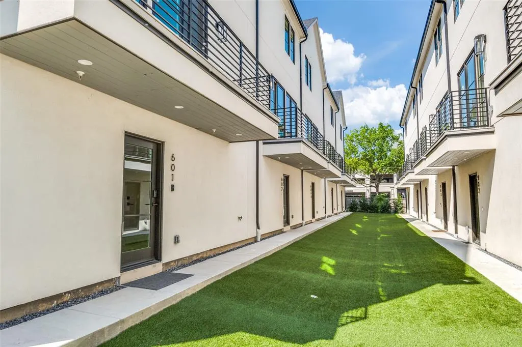 7207 Gaston Avenue, #601