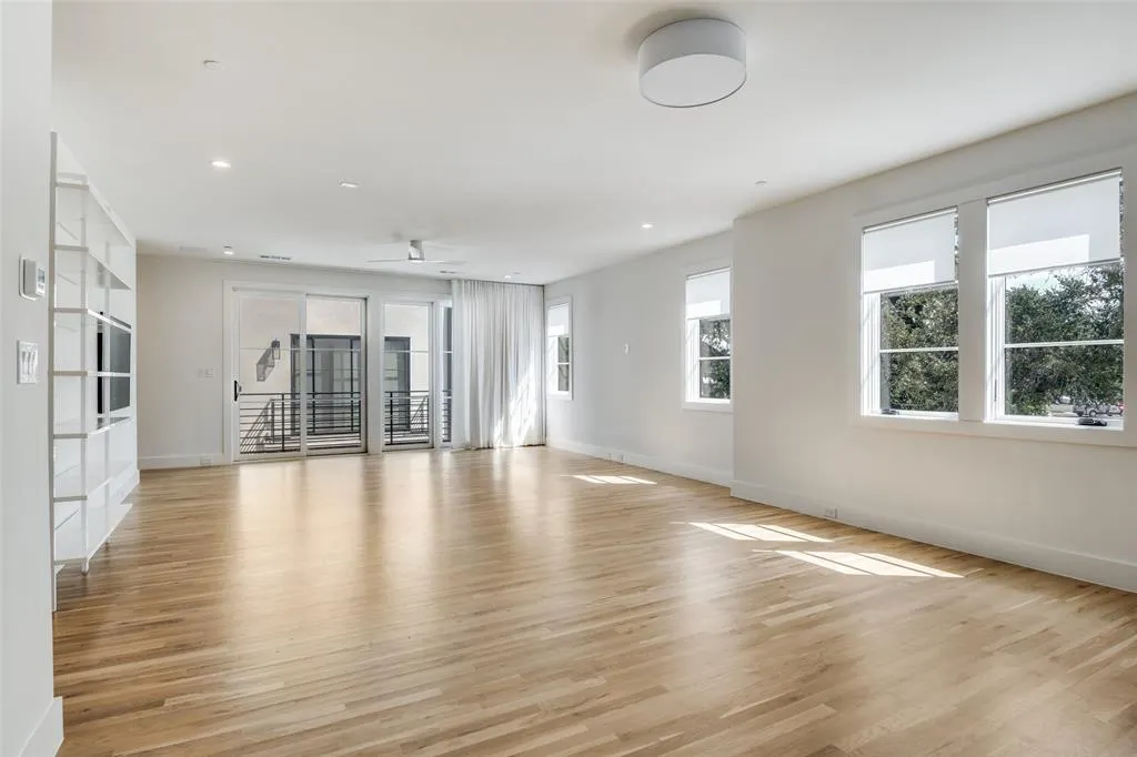 7207 Gaston Avenue, #601