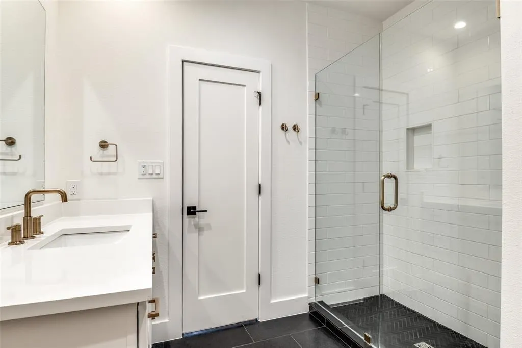 7207 Gaston Avenue, #601