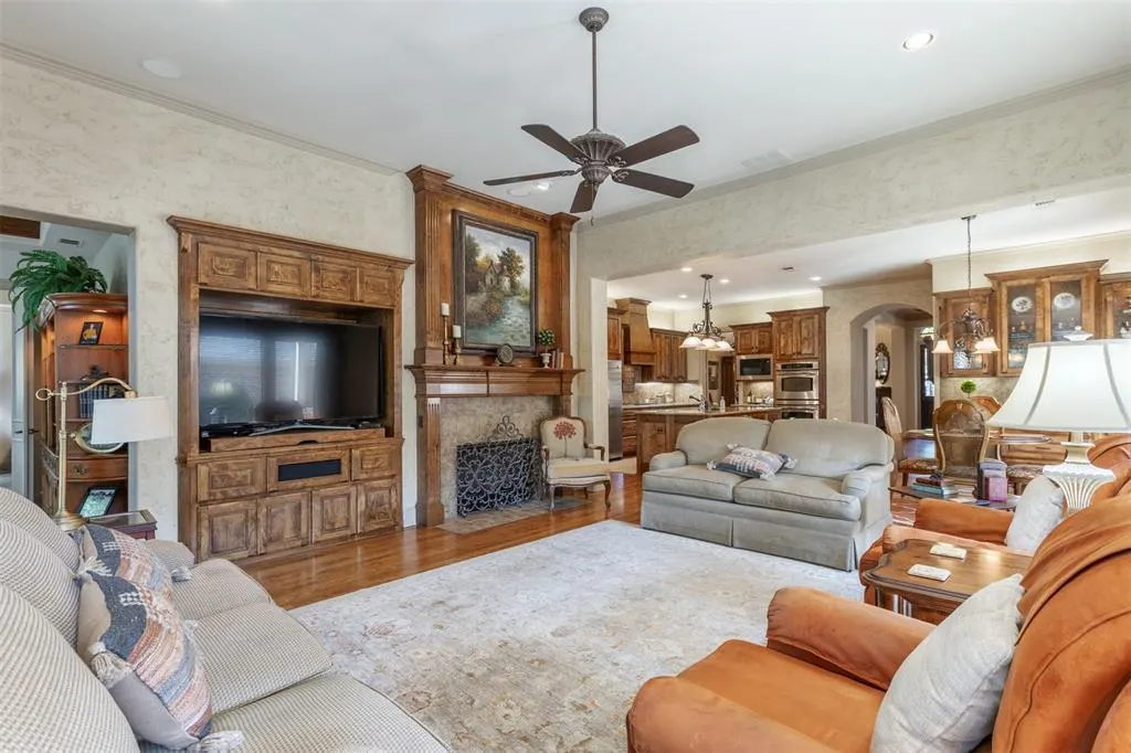 6605 Oak Hollow Lane