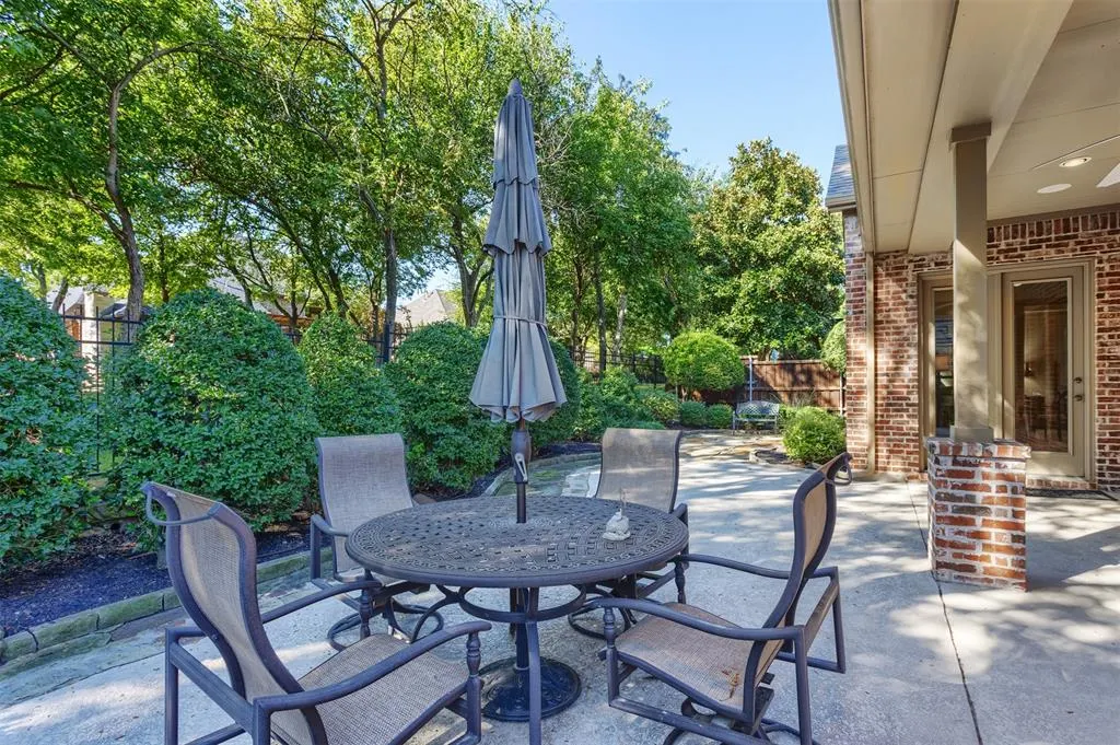 6605 Oak Hollow Lane