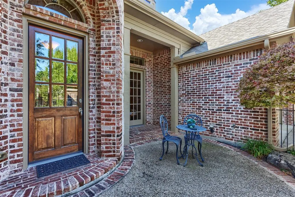 6605 Oak Hollow Lane