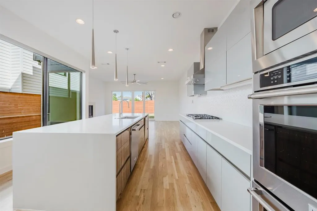 5433 Melrose Avenue