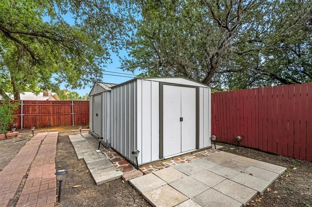 8120 Greenhollow Lane