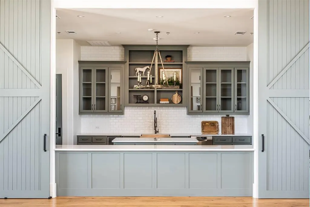 820 Bridle Path