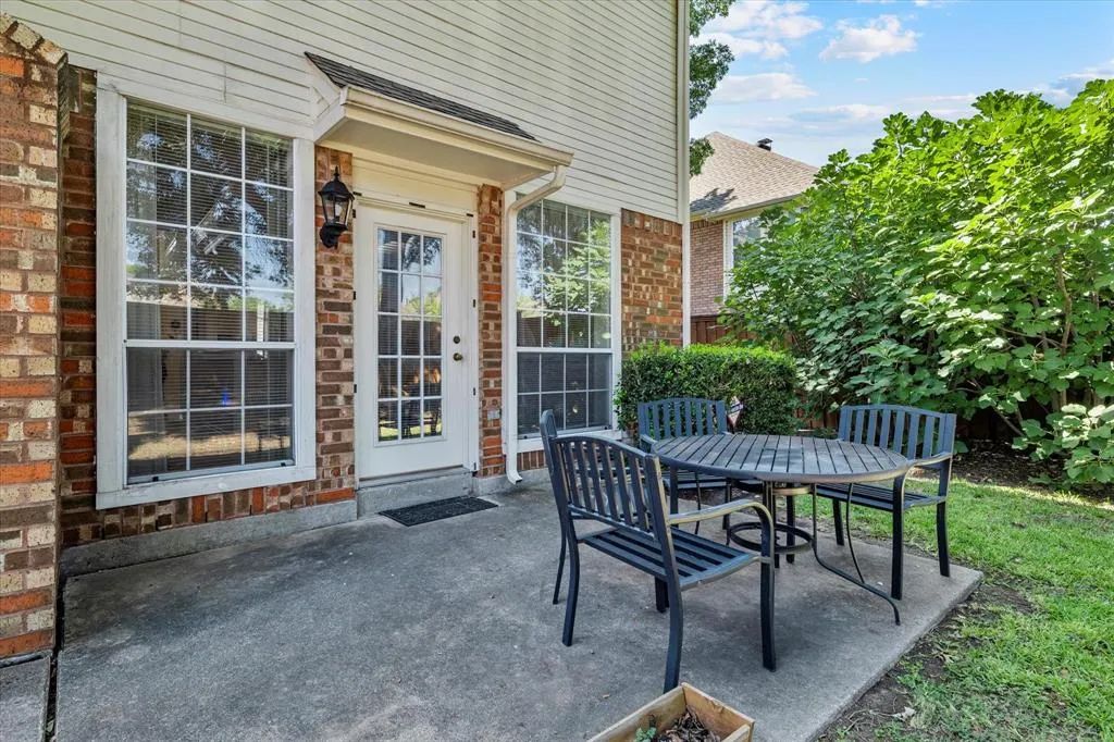 1121 Lakestream Drive