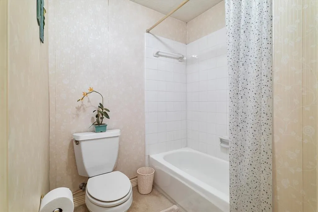 1121 Lakestream Drive