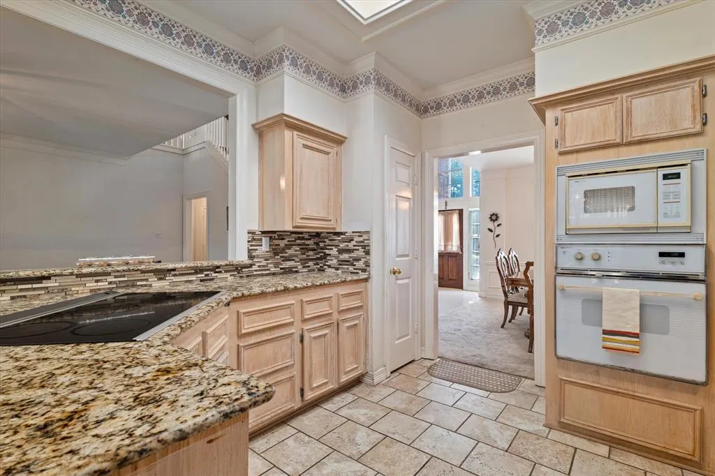 1121 Lakestream Drive