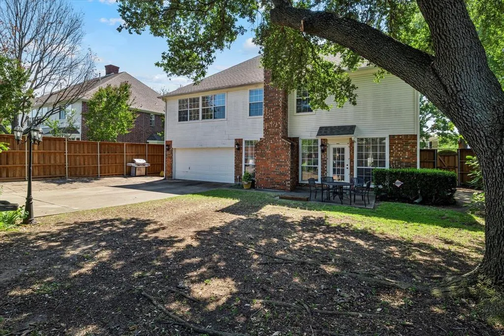 1121 Lakestream Drive