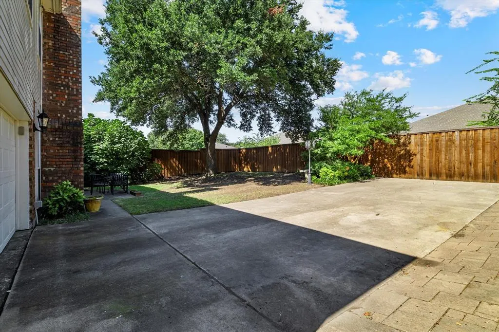1121 Lakestream Drive