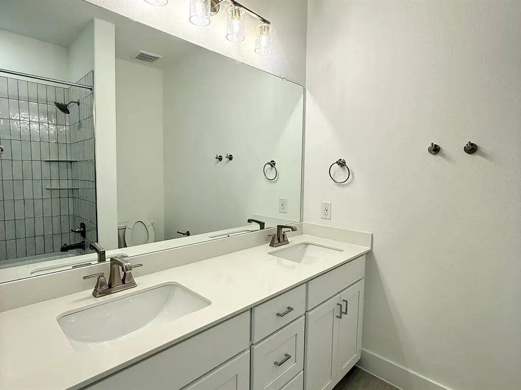 2556 Campden Mews