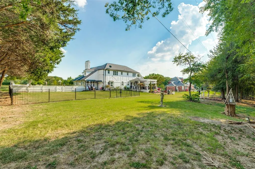 44 Meadowcreek Drive