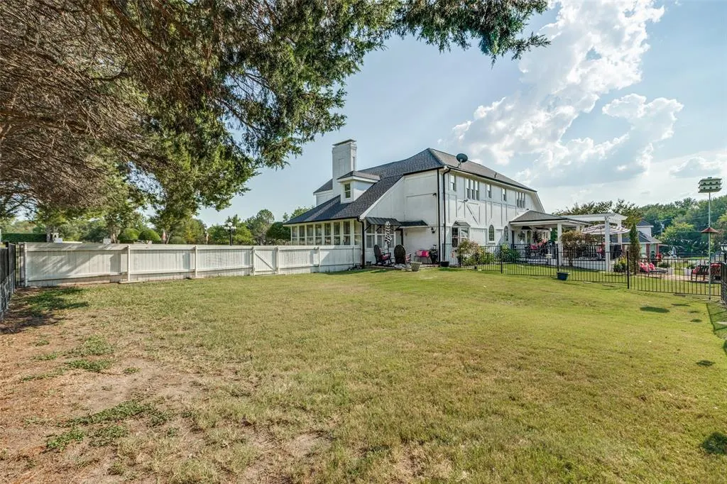 44 Meadowcreek Drive