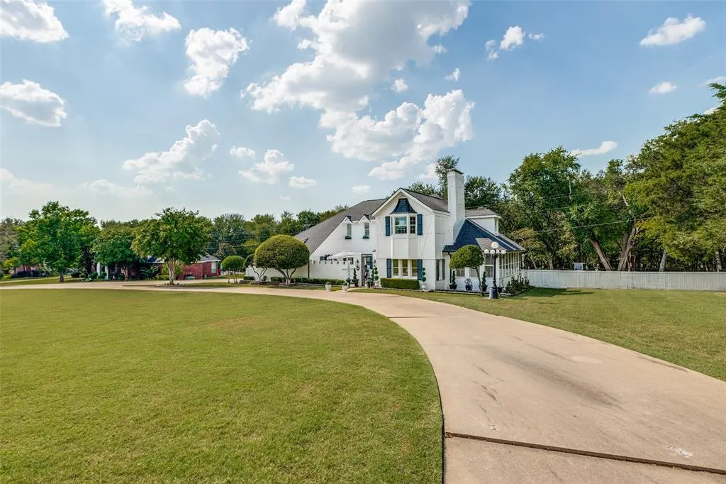 44 Meadowcreek Drive