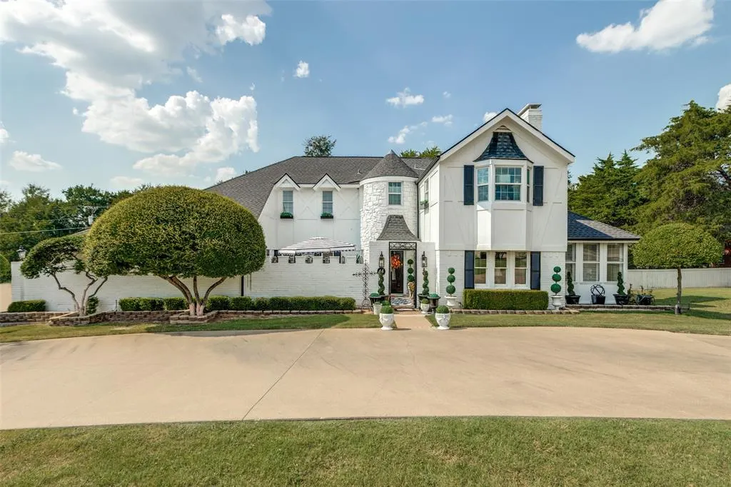 44 Meadowcreek Drive
