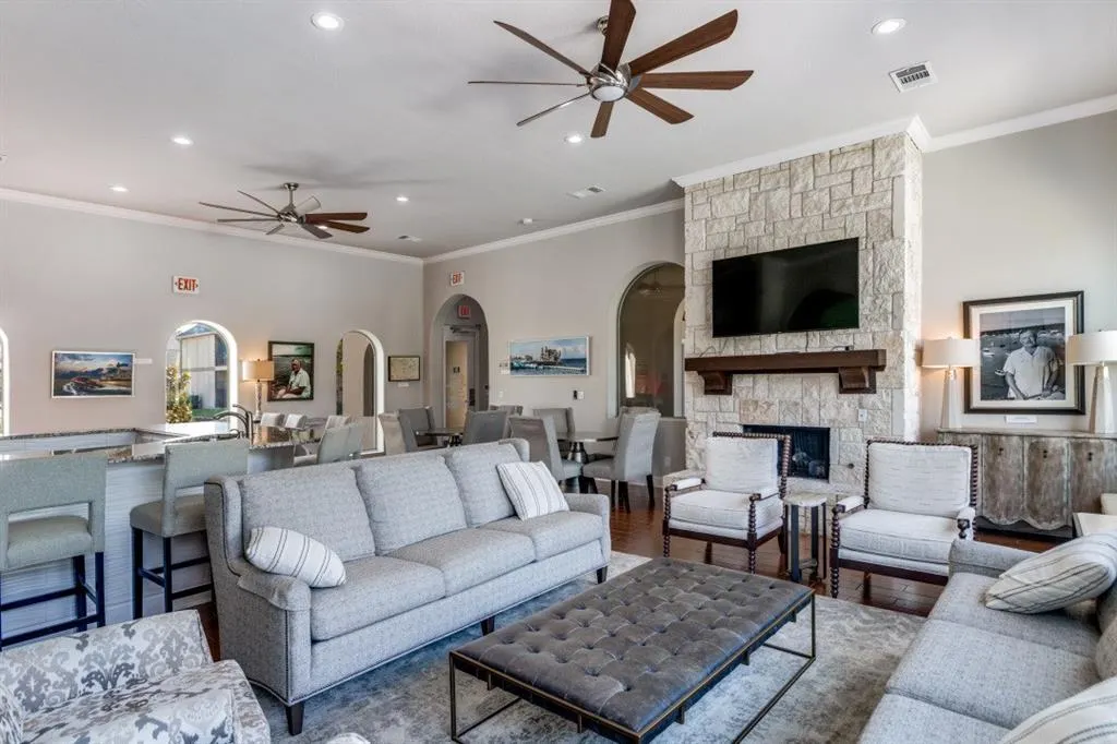 8912 Paradise Drive