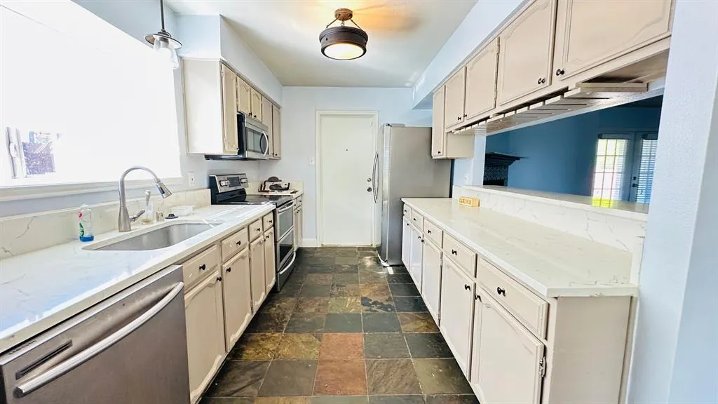 813 Sandhurst Drive