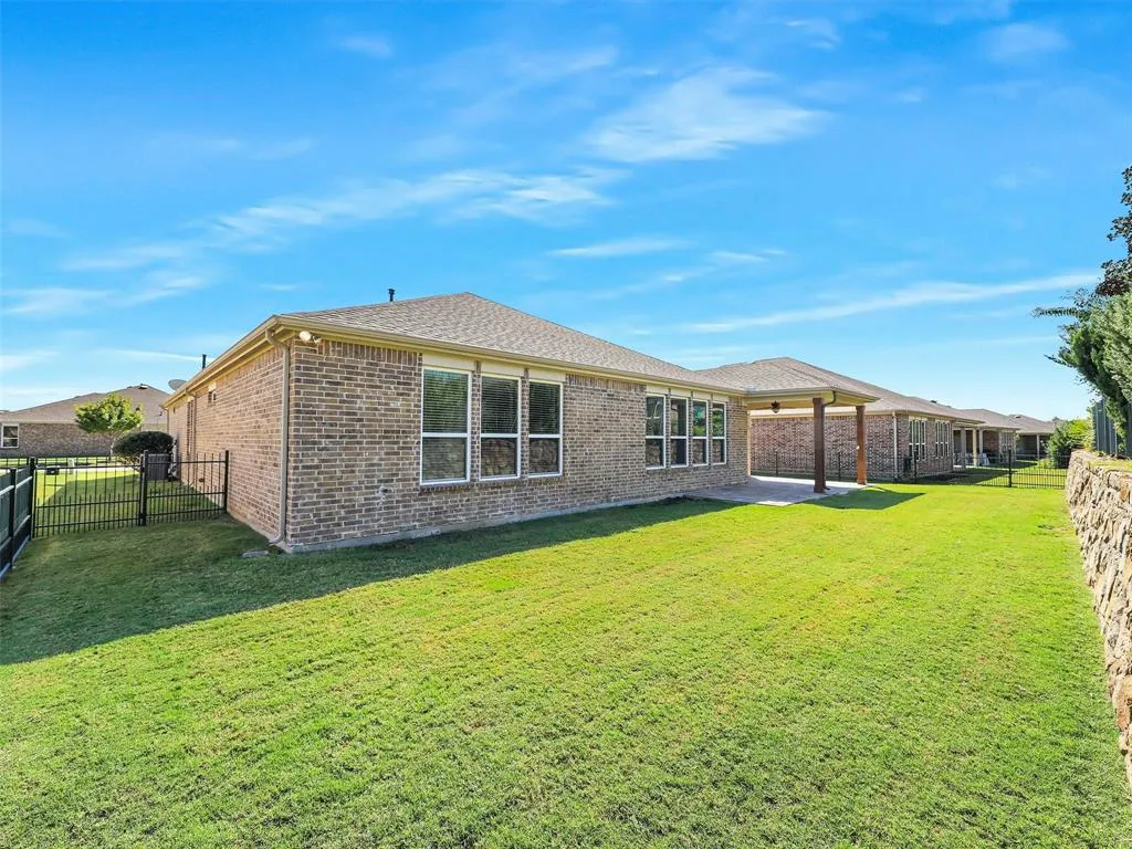 2464 Luna Vista Lane