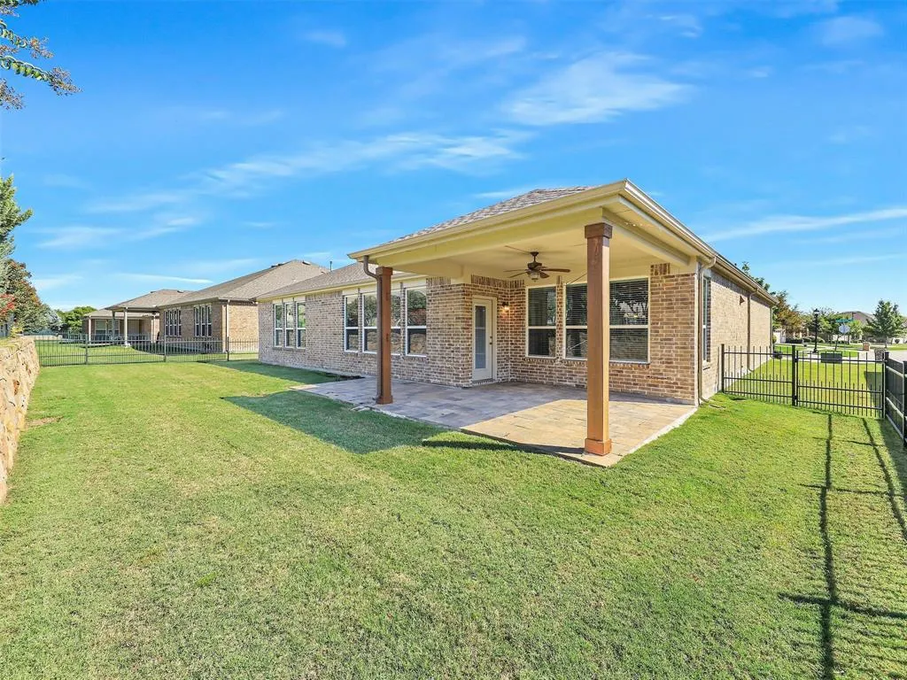 2464 Luna Vista Lane