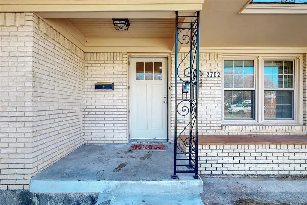 2702 Tolosa Drive