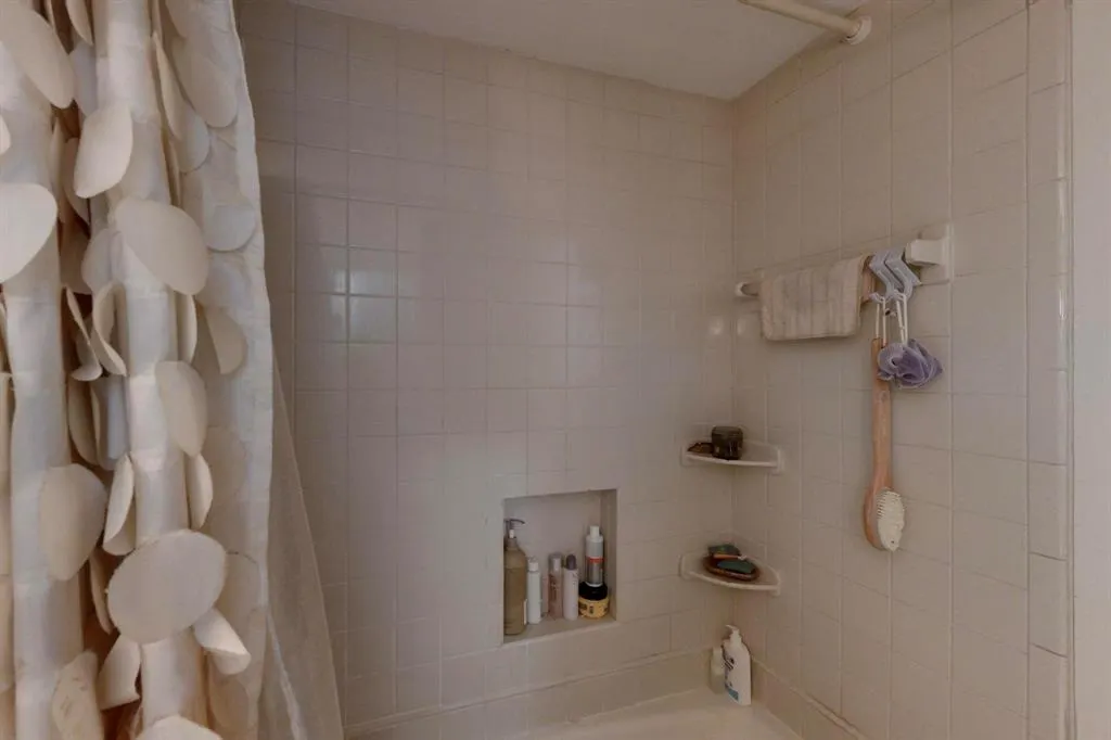 4112 Bowser Avenue, #105