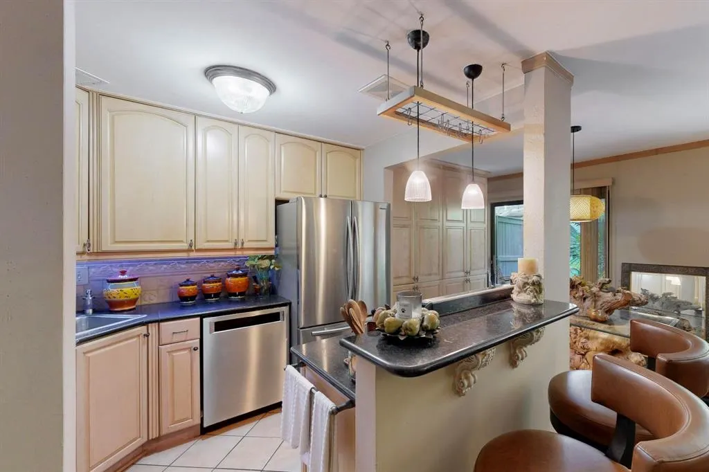 4112 Bowser Avenue, #105