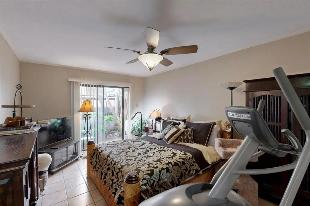 4112 Bowser Avenue, #105