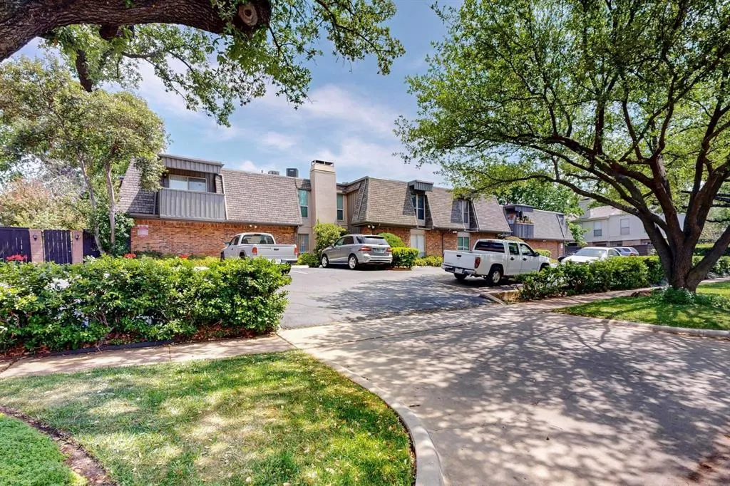 4112 Bowser Avenue, #105