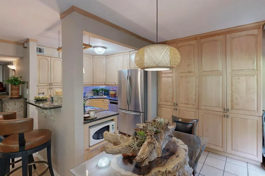 4112 Bowser Avenue, #105