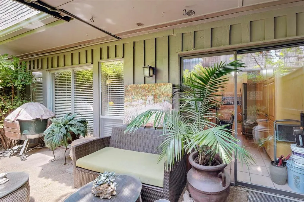 4112 Bowser Avenue, #105