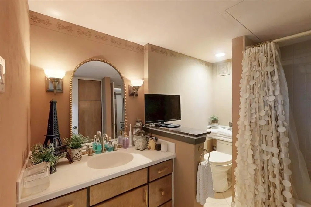 4112 Bowser Avenue, #105