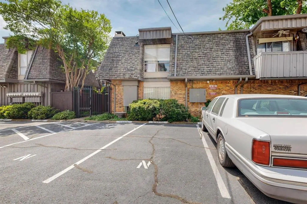 4112 Bowser Avenue, #105