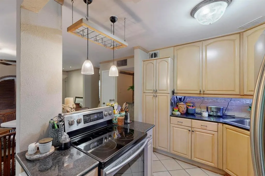 4112 Bowser Avenue, #105