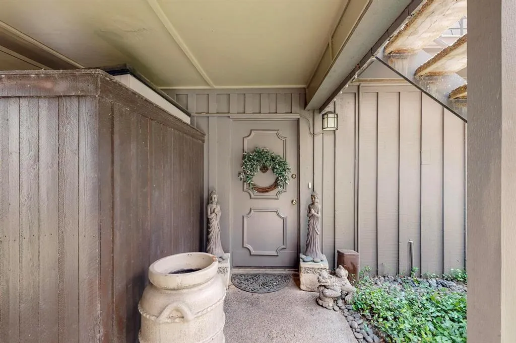 4112 Bowser Avenue, #105