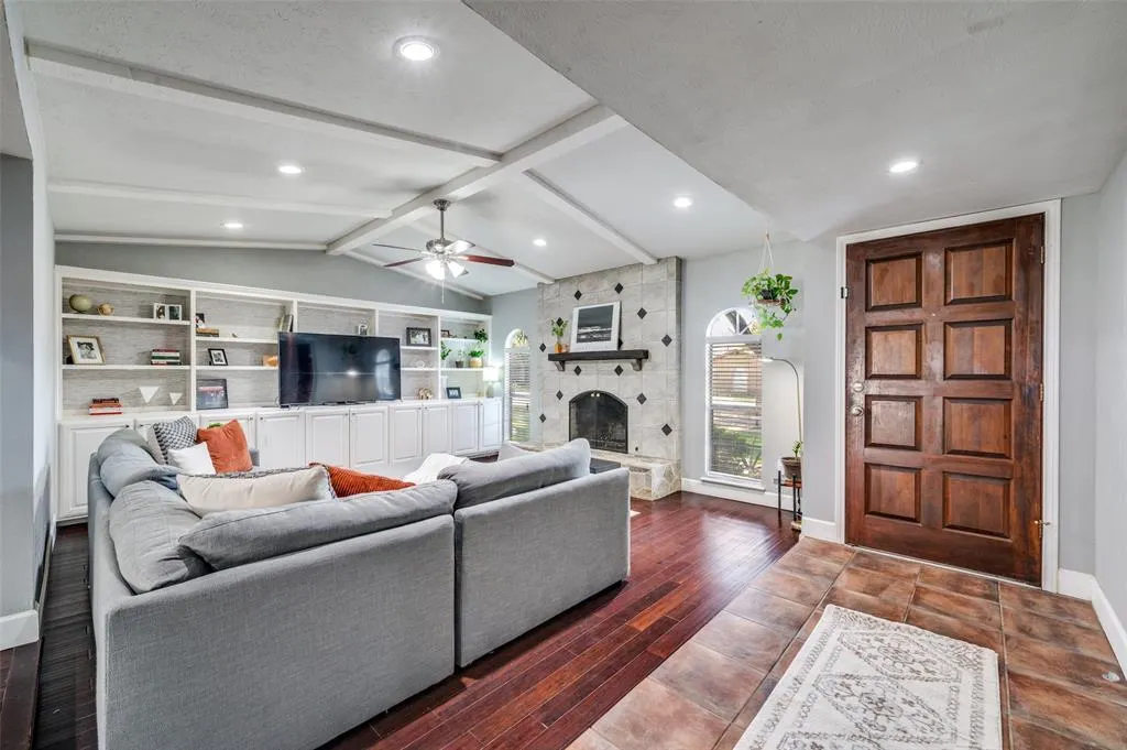 10927 Middle Knoll Drive