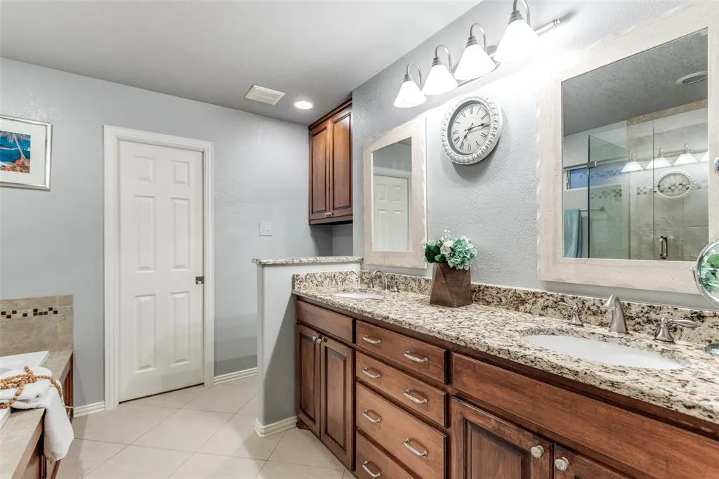 15204 Regal Oak Lane
