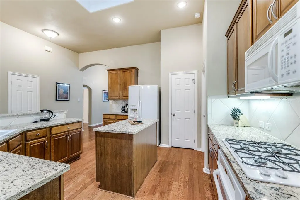 15204 Regal Oak Lane