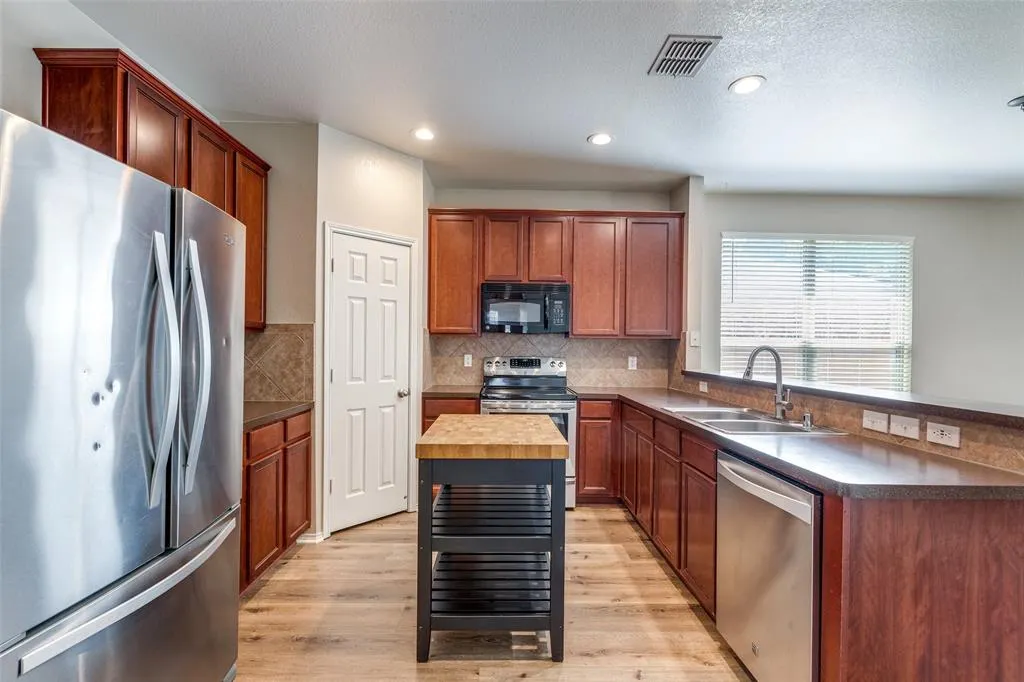 512 Fisherman Trail